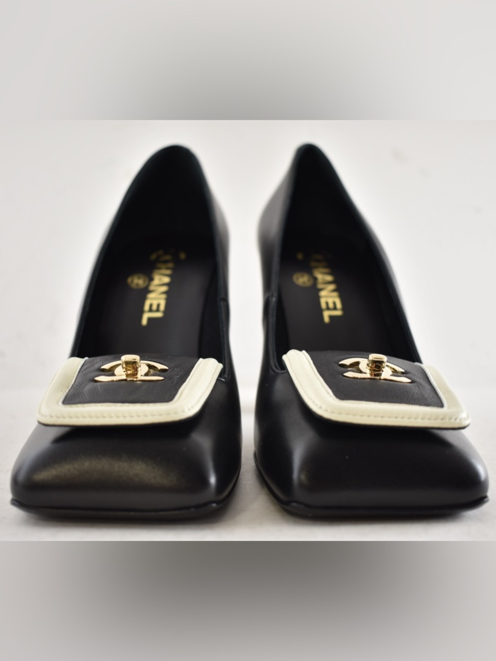 Chanel 26S Blazy Black White Square Turnlock Gold CC Logo Block Heel Pump 38.5 - Picture 8 of 16